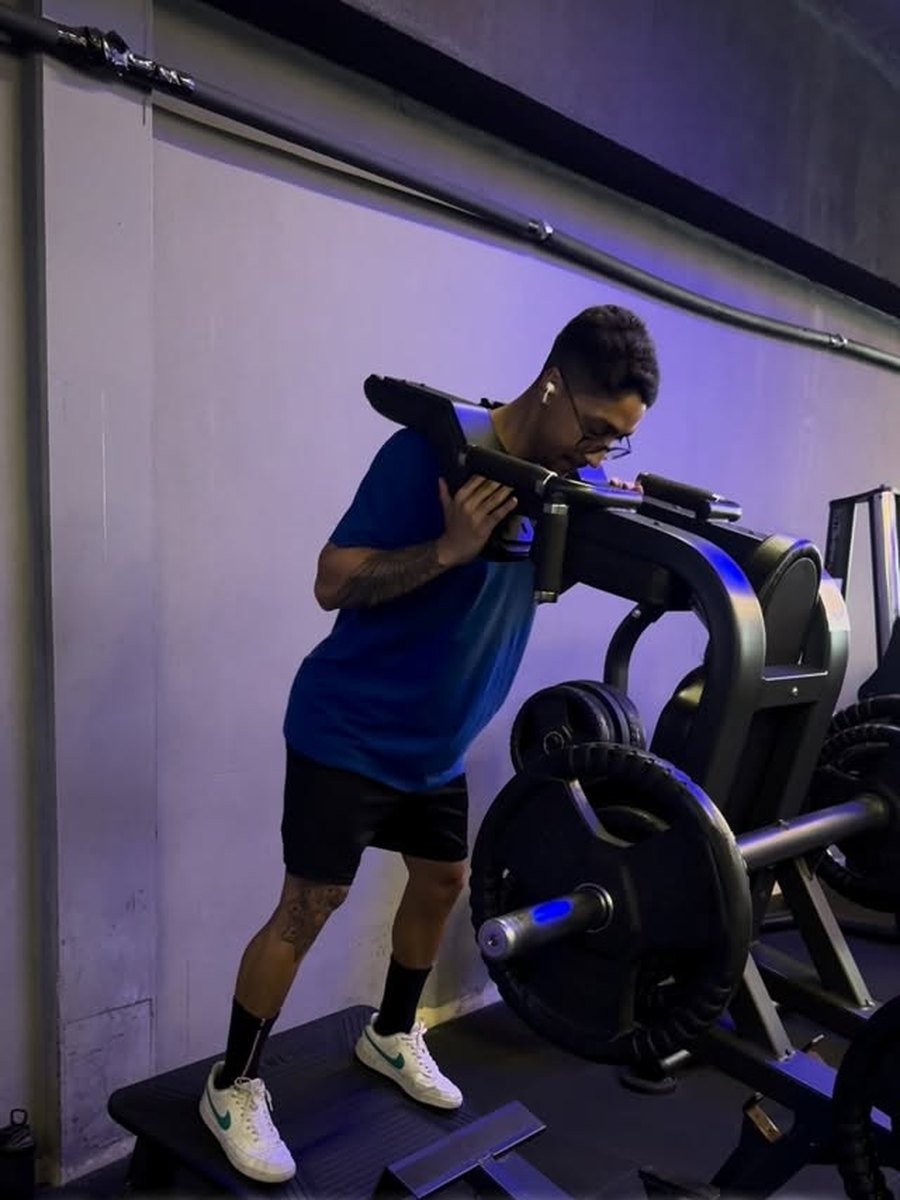 Rafael Queiroz treinando pernas